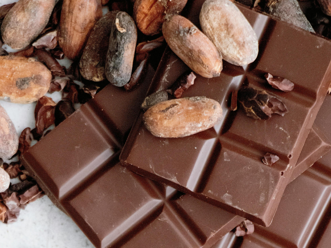 2050年恐無可可豆！氣候變遷重創產量，科學家找到神祕替代品「角豆」，風味能跟巧克力一樣嗎？